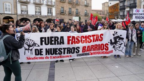 Concentraci�n de protesta contra el mitin del presidente de Vox, Santiago Abascal, que participa en un acto p�blico en Avil�s a escasos metros de la concentraci�n.