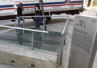 La falta de mantenimiento impide ver la muralla en A Laxe. 