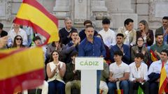 El l�der de Voz, Santiago Abascal, durante un mitin en C�diz.