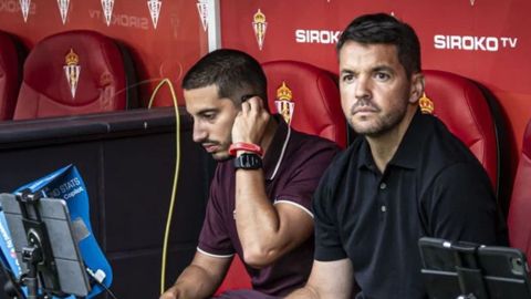 Nicol�s Larcam�n en el banquillo del Real Sporting de Gij�n