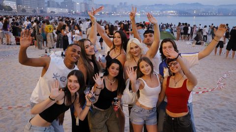 Un grupo de j�venes en la playa