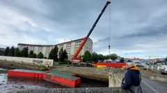 Contin�an los trabajos para dragar la r�a de O Burgo
