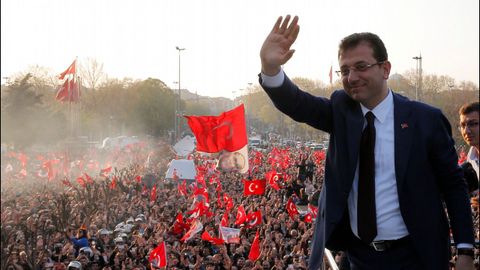 Ekrem Imamoglu asumi� con un discurso conciliador el cargo de alcalde