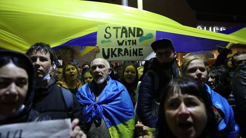 Manifestantes en Tel Aviv en las afueras de la embajada de Rusia en Israel