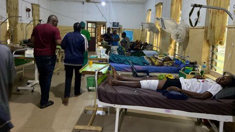 V�ctimas del ataque a la iglesia de San Francisco en el hospital de San Luis, en Nigeria.