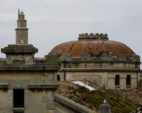 La prisi�n provincial, con la Torre de H�rcules al fondo.