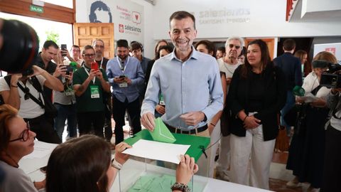 El candidato de Por Andaluc�a a la Presidencia de la Junta, Antonio Ma�llo, votando en el Colegio Salesiano Sant�sima Trinidad de Sevilla.