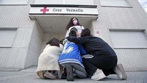 Luisa Couso, con sus hijos, delante de la sede de Cruz Roja en Pontevedra