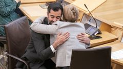 El nuevo ministro principal de Escocia, Humza Yousaf es abrazado por Shona Robison, la nueva secretaria de Econom�a.