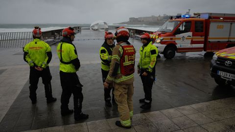 Hoy hay alerta naranja en todo el litoral gallego por temporal costero y fuerte oleaje. n la imagen, servicios de emergencias en el Paseo Martimo de A Corua