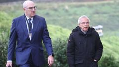 Antonio Lanchares, exdirector de Seguridad en la Circulacin de Renfe, con el abogado de la operadora (izquierda)