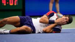 Carlos Alcaraz celebra su victoria ante el griego Tsitsipas en el Abierto de Nueva York