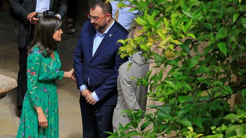 La reina Letizia conversa en el claustro con el nuevo presidente del Principado, Adrin Barbn, que asisti a la leccin magistral que el director de orquesta Aarn Zapico 