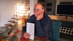 Manolo Gonzlez, con una de sus obras anteriores.