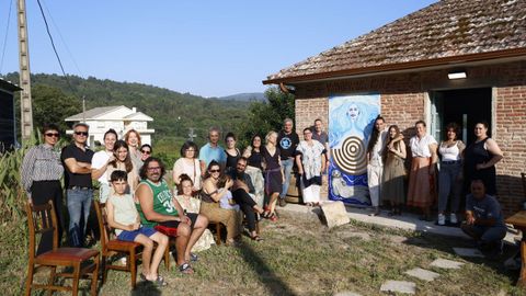 Artistas y vecinos durante la inauguraci�n de la exposici�n en�Andanzas Catefer�a, en Cortegada