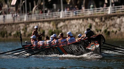 La trainera de Chapela,�este domingo�en aguas de Zierbena.