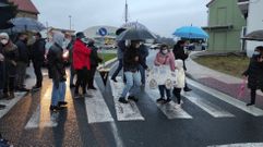 Una de las protestas vecinales celebradas el noviembre pasado, consistente en cruzar de forma continua un paso de peatones en A Cabana.