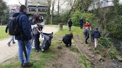 Alumnos del IES Frei Mart�n Sarmiento y del S�nchez Cant�n, este martes, durante la limpieza del Gafos