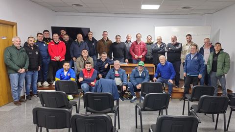 Representantes de los clubes de A Cota, este lunes en Santa Comba