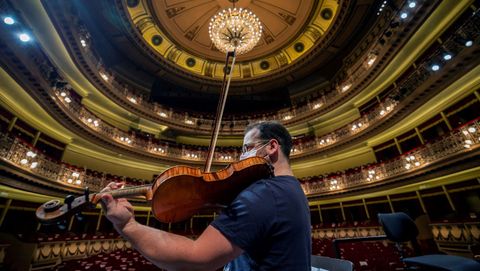 Uno de los msicos de la orquesta Oviedo Filarmona