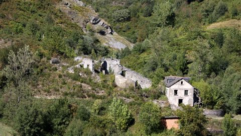 Ruinas de construcciones que formaron parte de las históricas minas de antimonio de Vilarbacú, cerradas en 1958