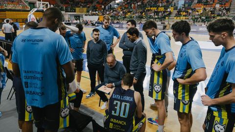 El banquillo cobista, en un tiempo muerto.