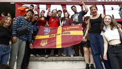 James (de rojo, en el centro) rodeado de sus compaeros internacionales en la grada de Pasarn