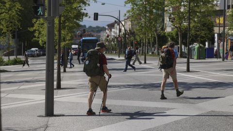 Cruce de Concheiros. El elevado n�mero de viandantes, entre los que hay cientos de peregrinos, oblig� a un dise�o en el que se prioriza a los peatones sobre los conductores. 