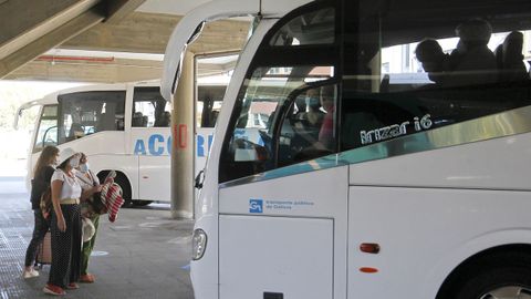 Viajeros accediendo al bus de A Coruña en la estación de Ferrol