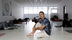 Casado dej� atr�s su trabajo como reparador de equipos de soldadura para dar clases de yoga, como esta en Santa Comba