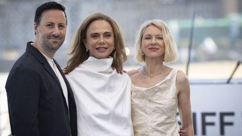 El director Ben Shirinian y las actrices Lena Olin y Naomi Watts, en la presentaci&oacute;n de su pel&iacute;cula &laquo;The Housewife&raquo;.