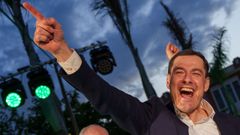 El presidente del PP-A y candidato a la reelecci�n de la Presidencia de la Junta, Juanma Moreno, celebra el fin de fiesta tras el mitin de cierre de campa�a celebrado en M�laga.