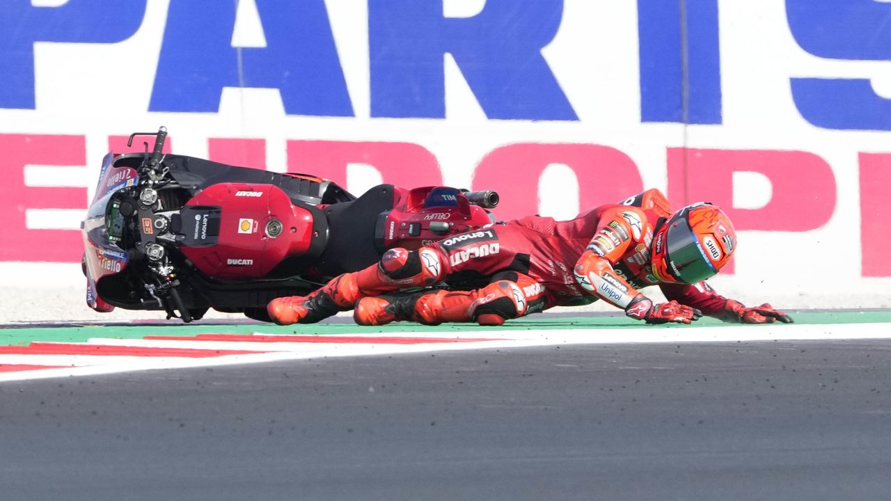 Marc Márquez se cae y Marco Bezzecchi gana el esprint de Misano