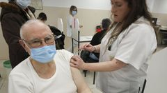 Una sanitaria administra la vacuna a un vecino del �rea de Ferrol, este s�bado en el Marcide