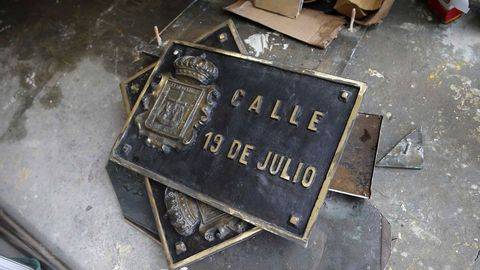 Sustitucin de la placa de la calle 19 de Julio, en el centro de Oviedo, en aplicacin de la ley de Memoria Histrica por parte del Ayuntamiento de Oviedo