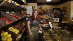 Carla P�rez Cabanas regenta la tienda Saborea Mondo�edo, junto a la playa focense de A Rapadoira