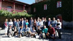 Participantes en el seminario en la clausura de las jornadas, con los alcaldes de Sober y Pant�n