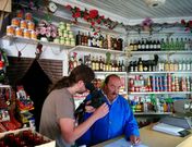 Tino, el due�o de la antigua tienda de comestibles de la calle Feerer�a, en uno de los episodios de la serie.