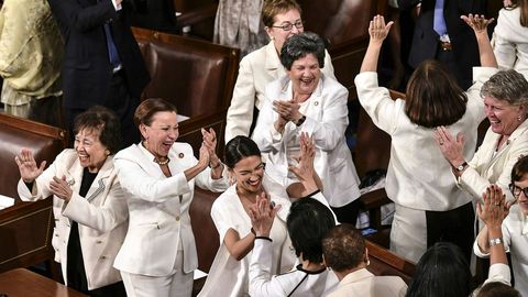 Se supona que no ibais a hacer eso, reaccion Trump ante los aplausos de las demcratas, vestidas de blanco para homenajear a las sufragistas (incluida Pelosi), tras aludir  al crecimiento del empleo femenino