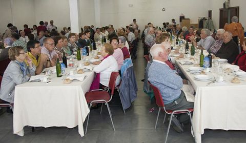 La comida fue servida por A Palloza, en el local de asociaciones de A Pontenova . 