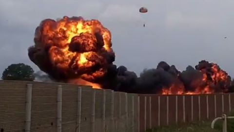 Las cmaras capturaron el momento en el que piloto del avin logra salir de la cabina antes de estrellarse sobre el coche en el que viajaba la pequea