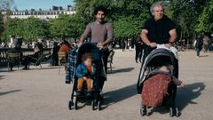 Dos hombres pasean con sus hijos en los carritos por los Jardines de Luxemburgo, en Par�s