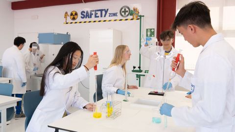 Alumnos del Obradoiro realizando prcticas en el nuevo laboratorio de qumica.