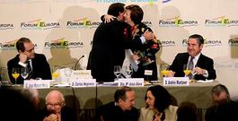 Carlos Negreira abraza a la psic�loga Mar�a Jes�s �lava, que present� al regidor en su discurso en el F�rum Nueva Econom�a.