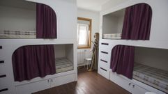 Una de las estancias del albergue juvenil municipal de Cabana 