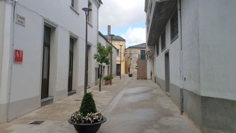 El edificio de la izquierda fue rehabilitado para viviendas tursticas, y est situado en la Travesa do Sol, que el Concello arregl hace aos con un obradoiro de empleo  