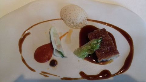 Cochinillo con papaya verde, pur� de tamarindo, coriandro y �shisho�.