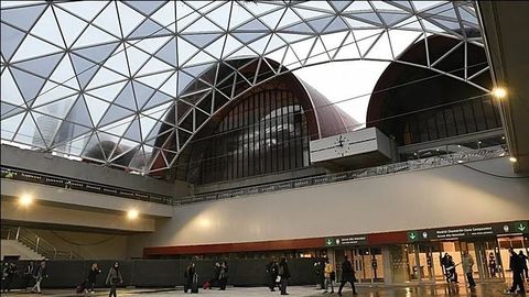 El vest�bulo principal de la estaci�n de Chamart�n, cubierto con una b�veda acristalada