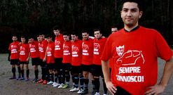 Los jugadores del Cures homenajearon el domingo a Dani Castro antes de su partido ante el Palmeira.