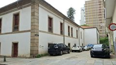 El lateral del centro cultural ya se usa informalmente para estacionar.